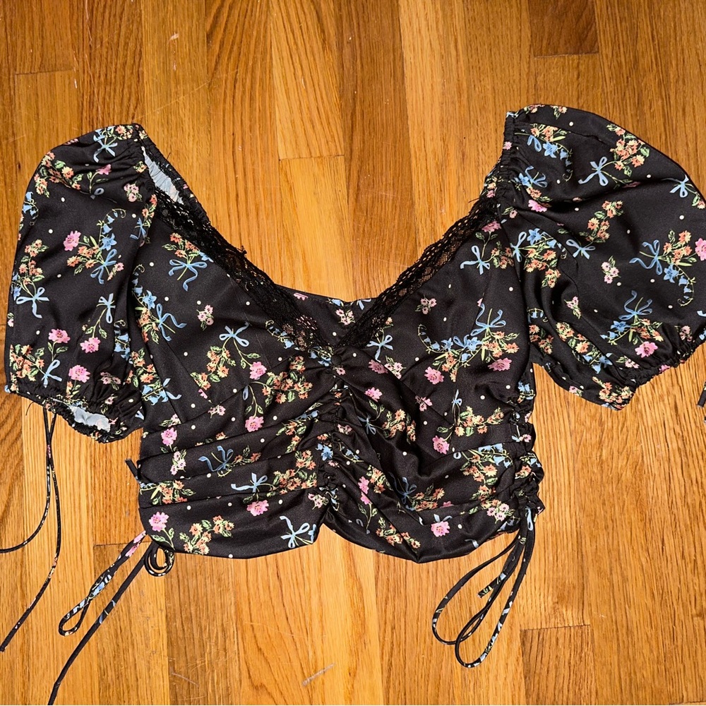 Cropped floral top with puff sleeves